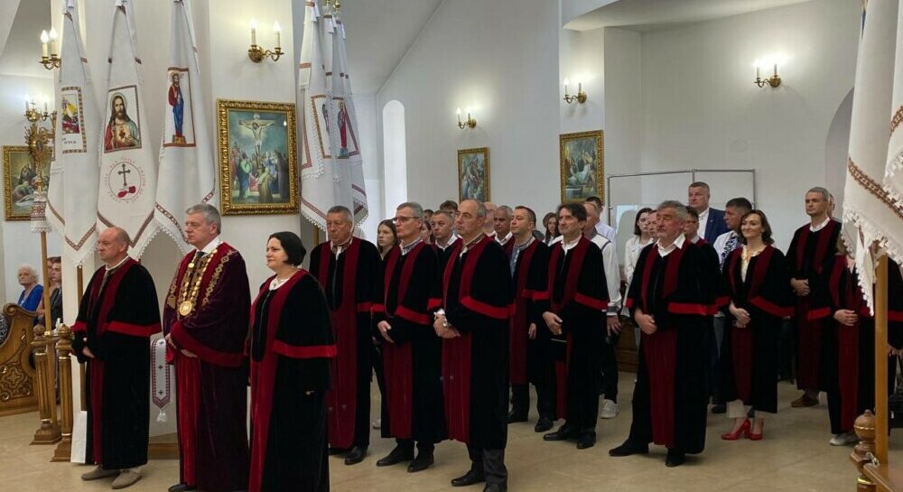 photo_5377361856060055842_y