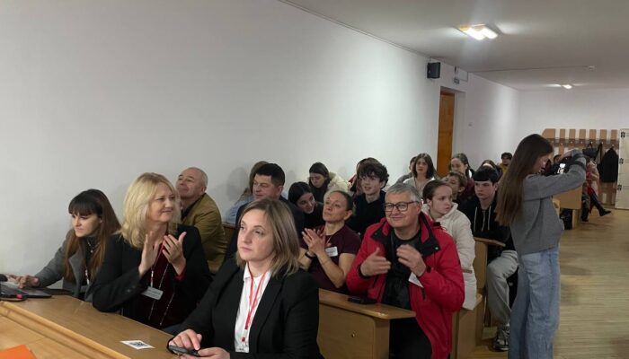 photo_5323372704108842089_y